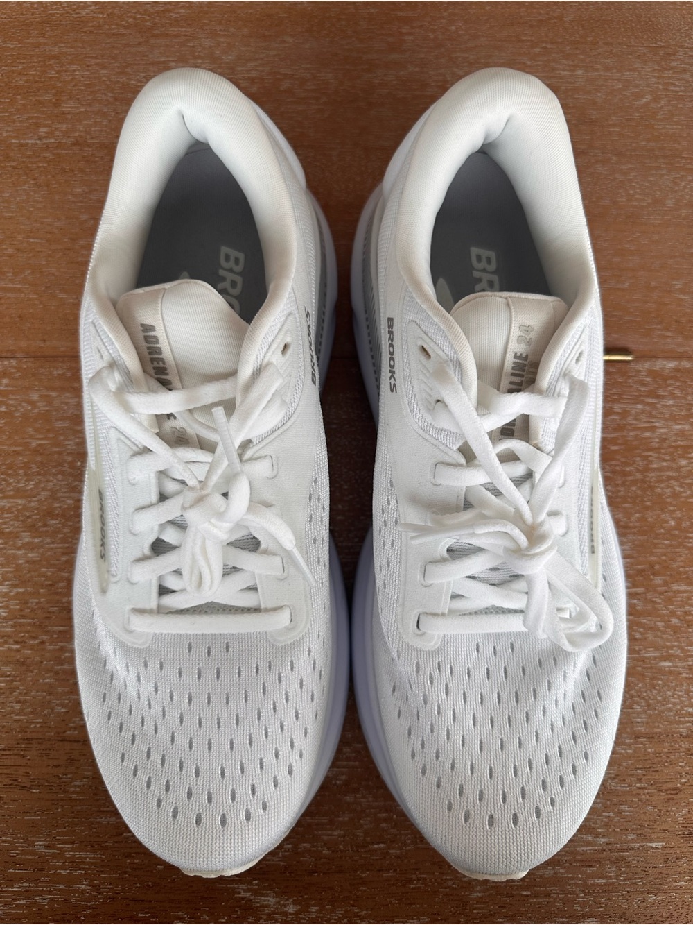 Brooks Women’s White Athletic Running Shoes BRAND NEW - Picture 4 of 5